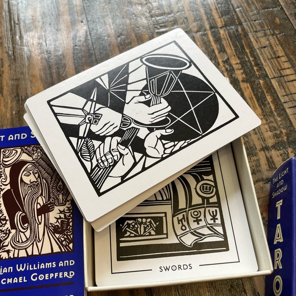 The Light and Shadow Tarot Cards - Picture 3 of 11